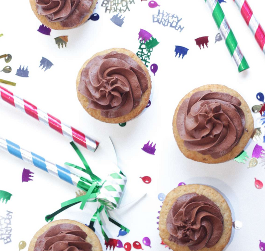 VANILLA CUPCAKES WITH VANILLA FROSTING